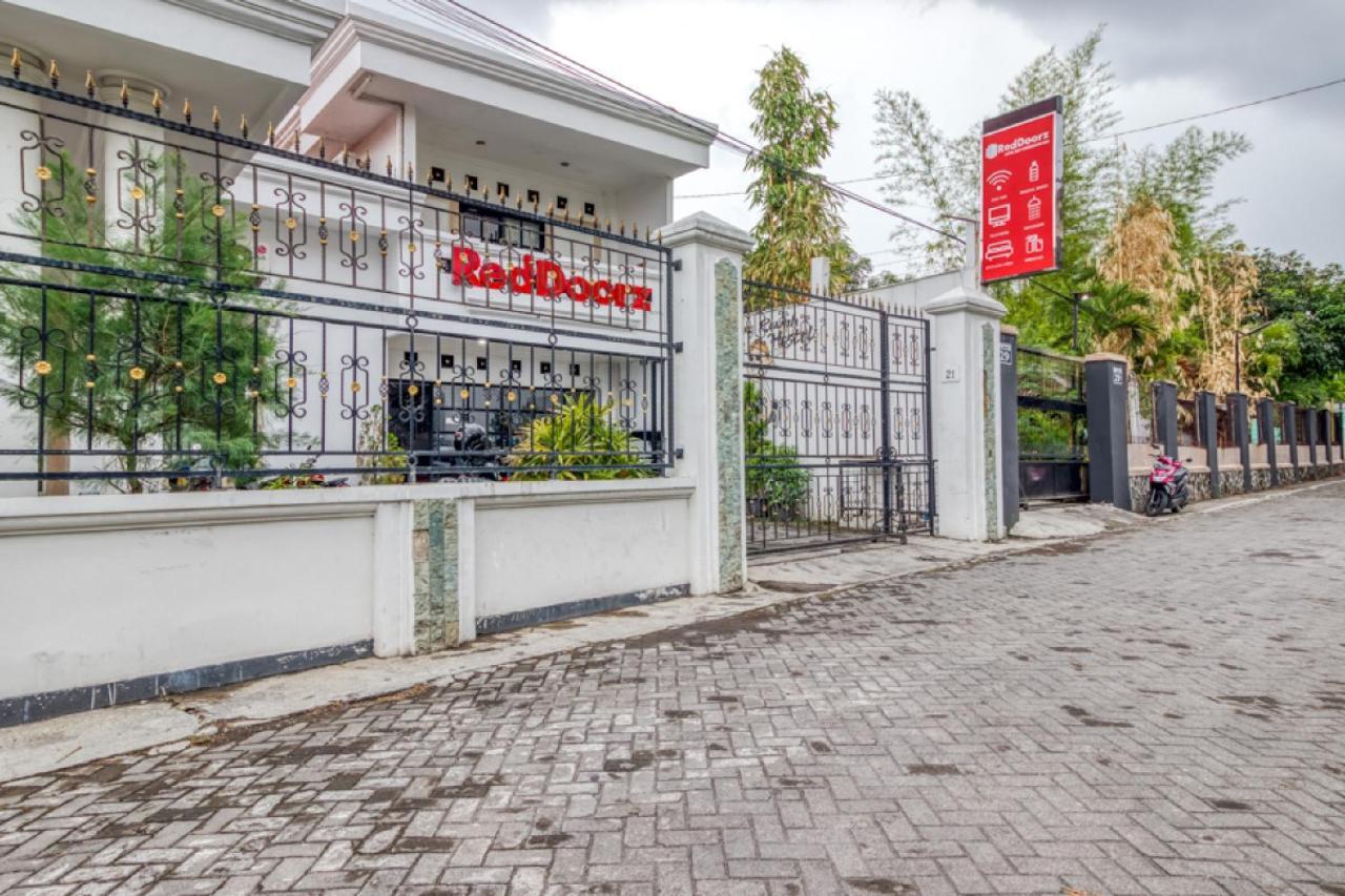 Guest house Reddoorz Near Stadion Mandala Krida Yogya 2*